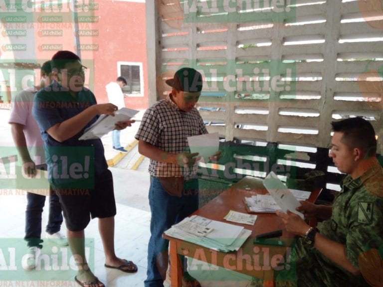 Chavos de Ticul madrugan por el trámite de su cartilla militar