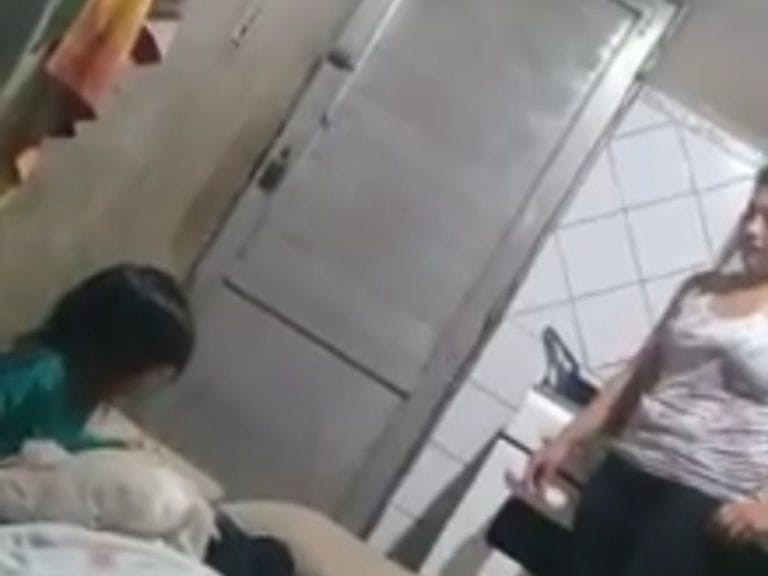 [VIDEO] Golpea a su hija por una tablet