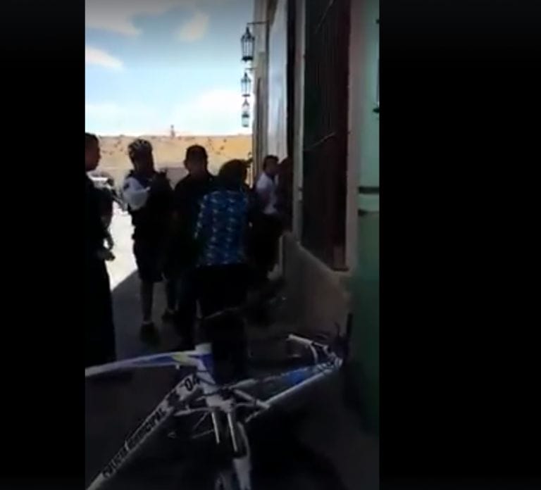 Madre e hijo se agarraron con los polis