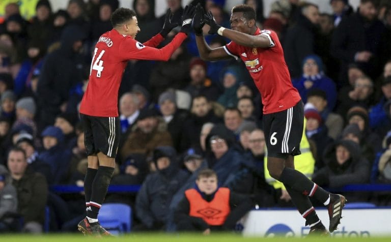 United y Liverpool se acercan al líder