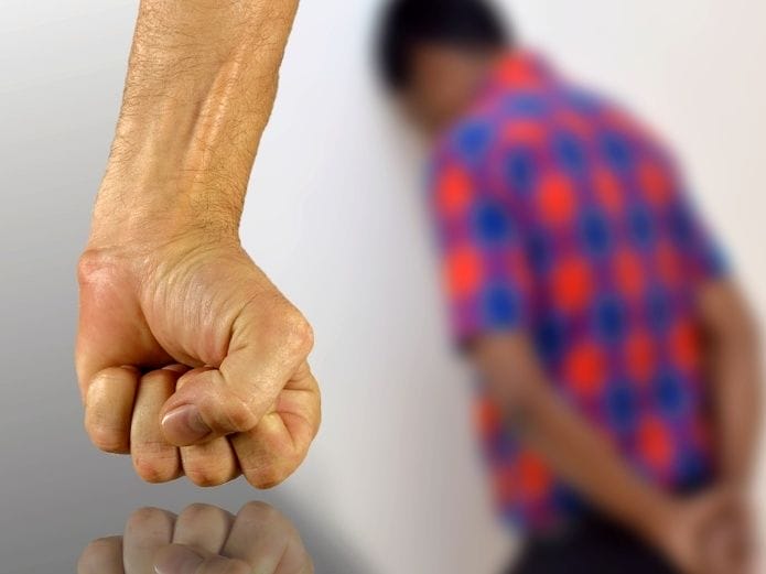 Prostituía a su hijo por internet