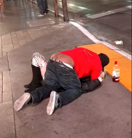 Aprovecho que estaba ebria y abuso de ella en plena calle