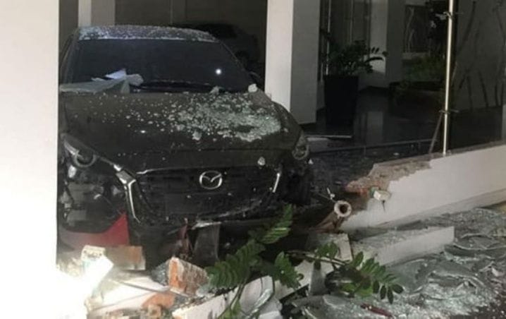 Entra con todo y carro al motel donde se encontraba su esposo con su amante