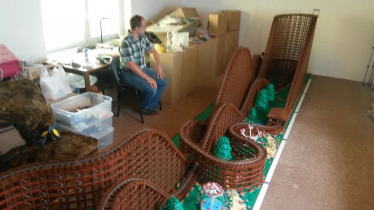 Armó una montaña rusa a escala de 90.000 piezas de Lego