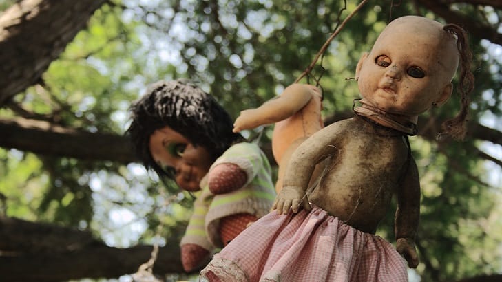 La niña con cabeza de muñeca