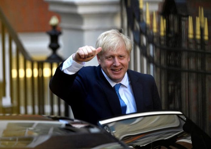 El primer ministro británico, Boris Jonhson sale del área de cuidados intensivos