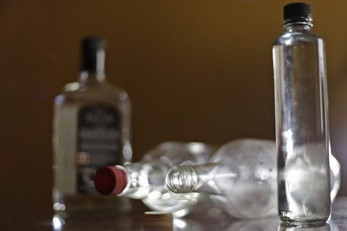 Alcohol adulterado sigue cobrando vidas en Yucatán