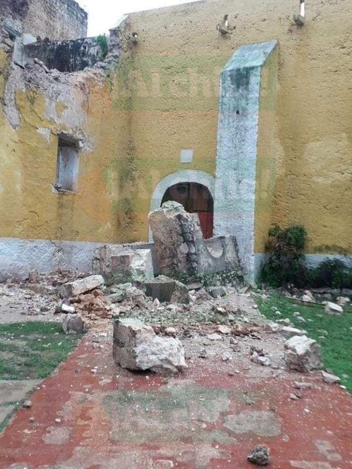Techo de la iglesia de Tekantó se cae a pedazos