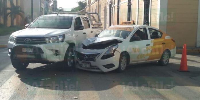 Taxi colisiona con camioneta en el centro de Mérida
