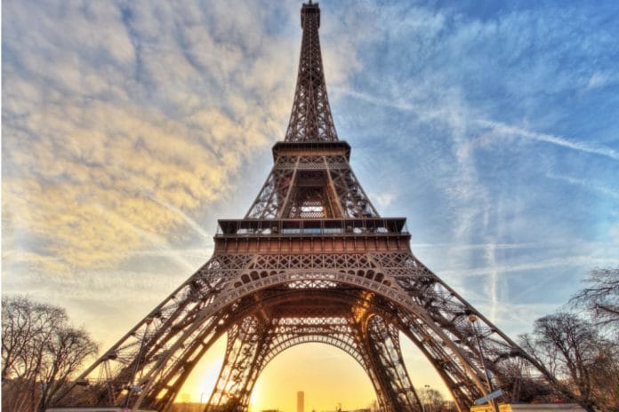 La Torre Eiffel reabre sus puertas tras cerrar por Covid-19