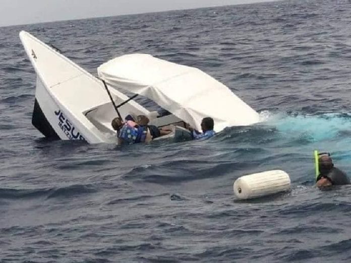 Turistas se hunden a bordo de un barco en Isla Mujeres