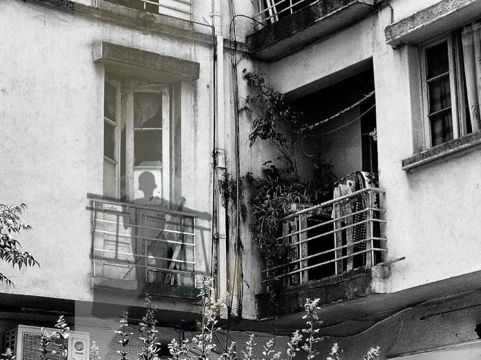 Niño salta de un balcón por cumplir reto viral