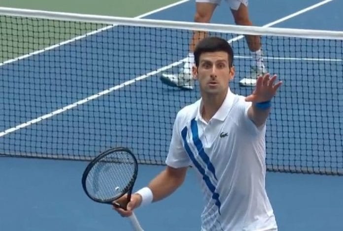Novak Djokovic le da un pelotazo a un juez
