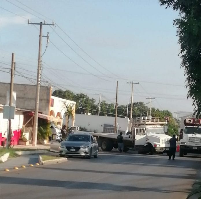 Camión de construcción bloquea un vía en el sur de Mérida