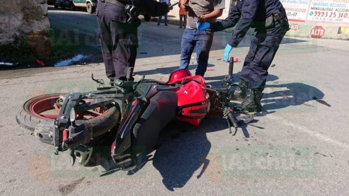 Motociclista choca contra un camión en el centro de Mérida