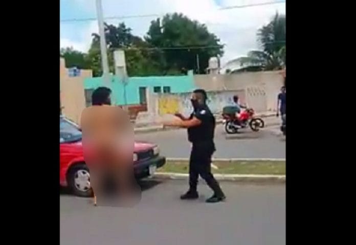 Un encuerado se agarra a trancazos con un poli en Mérida