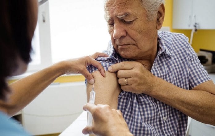 Vacuna de AstraZenca genera respuesta inmune en adultos mayores