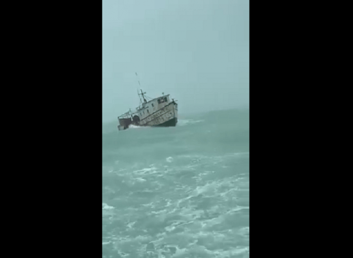 Barco pesquero lucha contra el fuerte oleaje generado por 'Gamma'