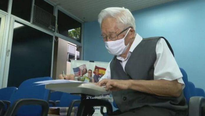 Abuelito de 82 años presenta examen para estudiar medicina