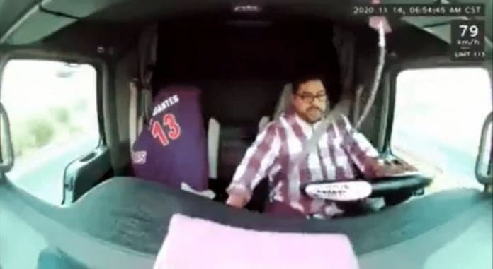 Conductor de tráiler esquiva balas mientras conduce (video)