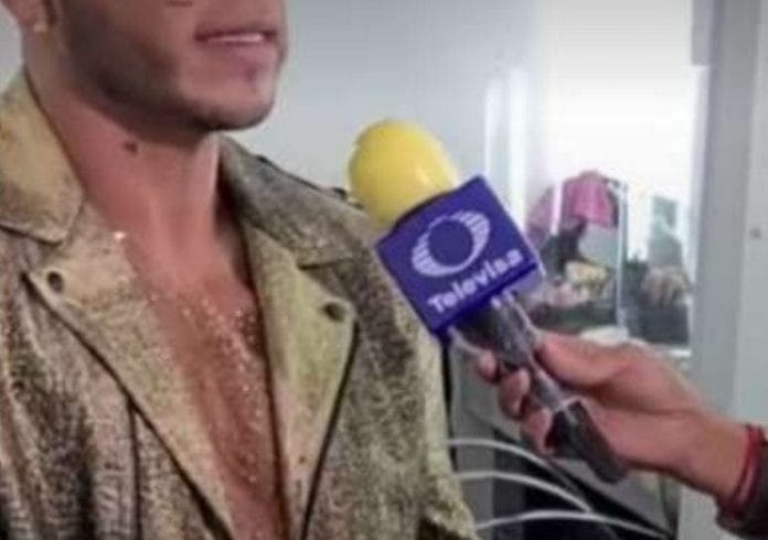 Reportero de Televisa protege su micrófono con un condón y se viraliza