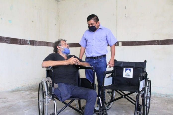 Alcalde de Umán entrega silla de ruedas a Don Flori