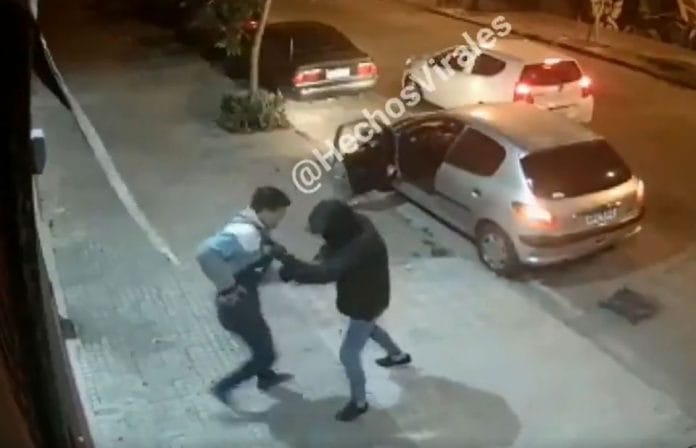 Intentan asaltar a sujeto, sin saber que era policía (video)