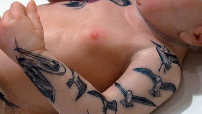 Madre decide tatuar a su hijo recién nacido y la critican