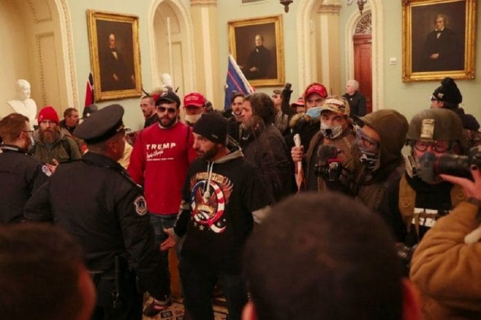 Simpatizantes de Trump irrumpen con violencia en el Capitolio