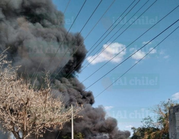 Incendio sorprende a conductores en el periférico sur de Mérida
