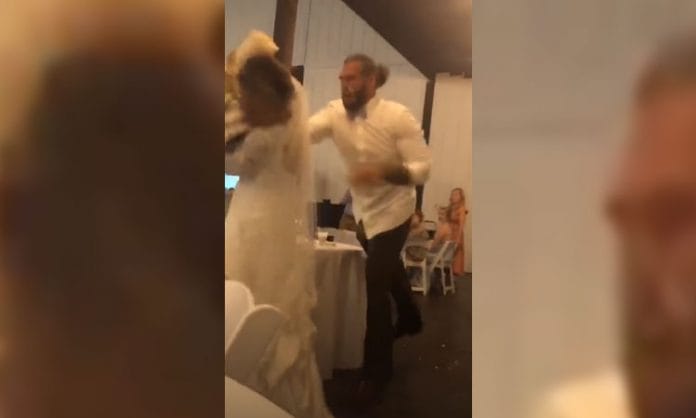 Recién casados se enfadan y se agarran a pastelazos en su boda