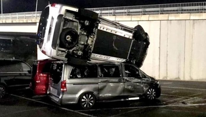 Empleado de Mercedes - Benz destruye 50 camionetas tras ser despedido