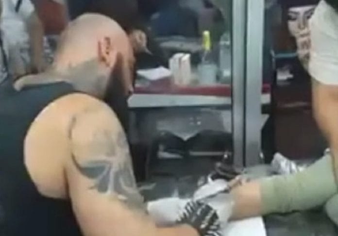 Madre madre obliga a tatuarse hijaobliga a su hija menor de edad a tatuarse y causa indignación