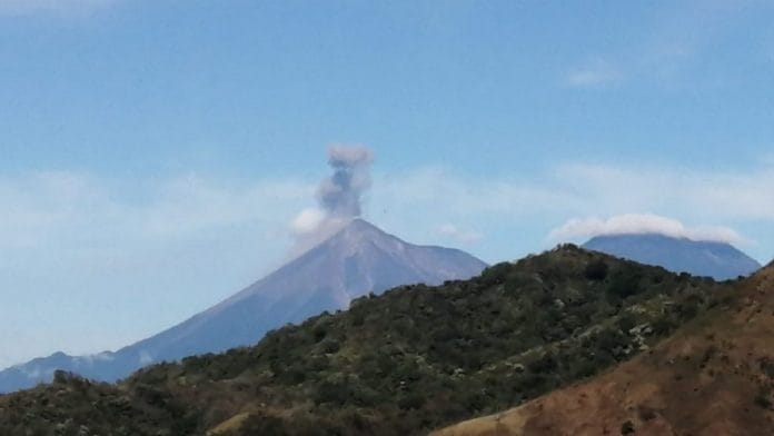 Volcán de fuego hace erupción fuerte erupción en Guatemala
