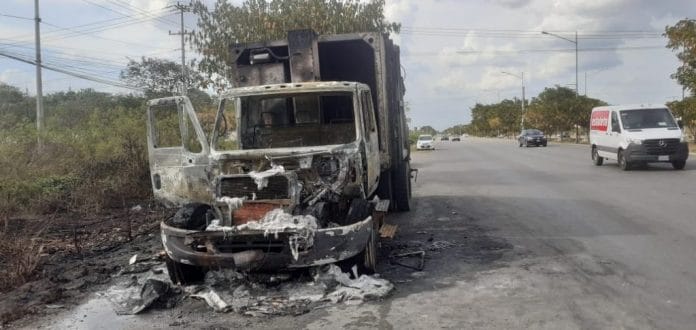 Incendio de camión de basura en el periférico de Mérida
