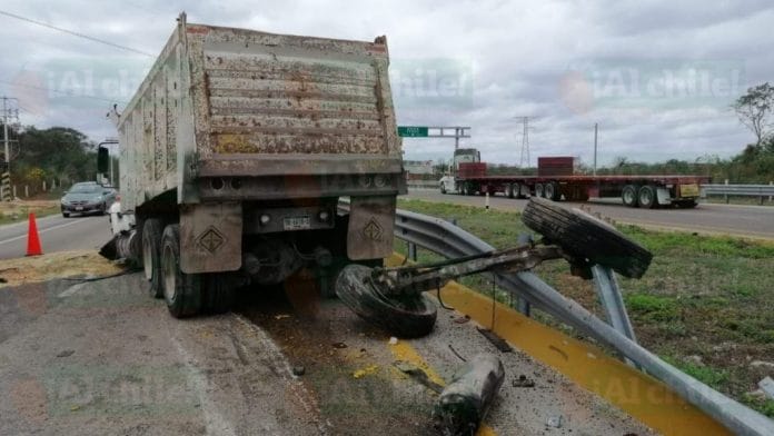 Volquete se estrella en la carretera Mérida - Campeche