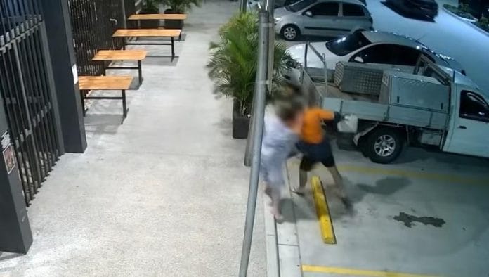 Abuelita le da con todo a asaltante y recupera su bolso robado (video)