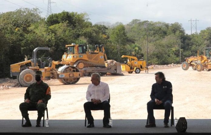 AMLO responde sobre vallas en Palacio Nacional en su visita a Yucatán