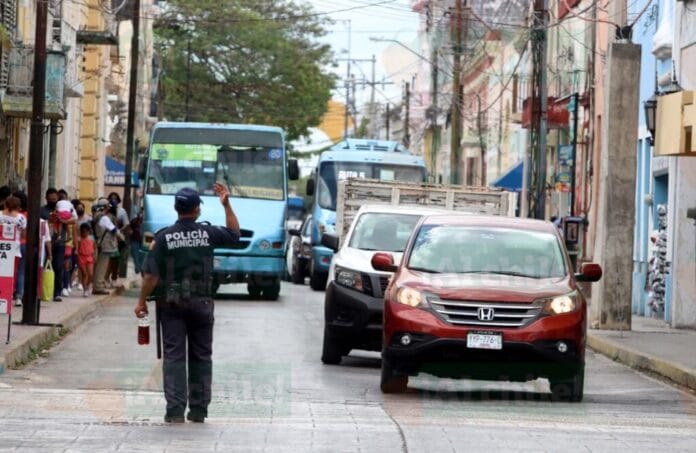 Caos vehicular en el centro de Mérida tras acercamiento de paraderos