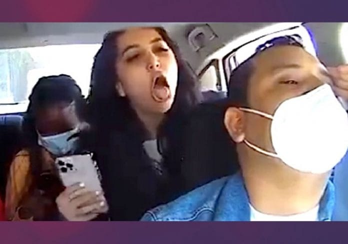 Mujer tose frente al chofer que le pidió usar bien el cubrebocas (video)