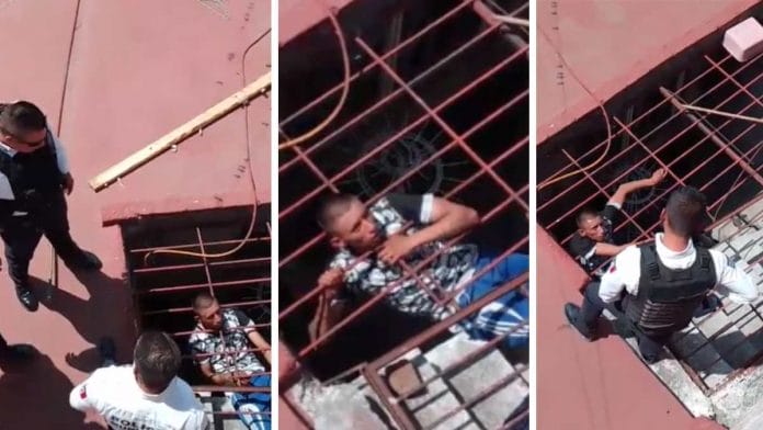 Ratero se atora en una reja y espera a que la poli lo rescate (video)