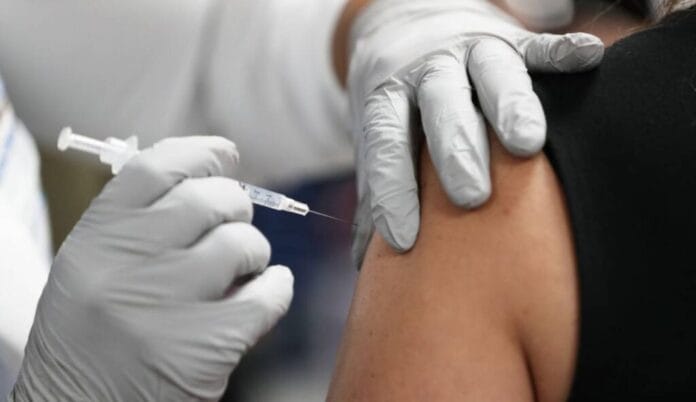 Anuncian vacunación para personas de entre 50 y 59 años en México