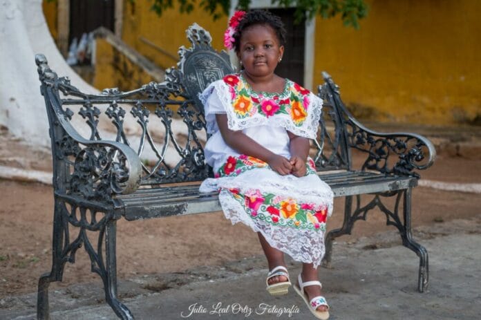Niña norteamericana se toma fotos con su terno regional en Izamal (fotos)