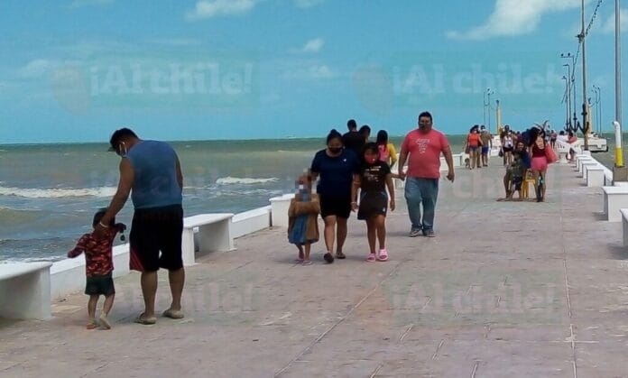 Bañistas abarrotan playas de Telchac Puerto en Viernes Santo