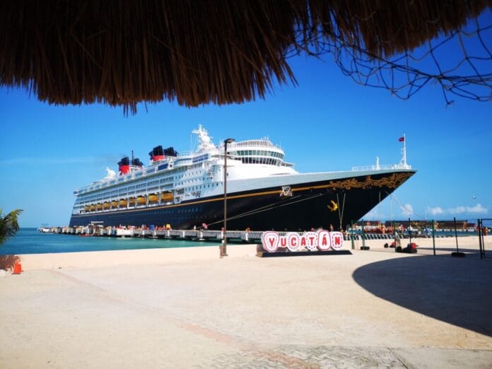 Arriba crucero de Disney al puerto de Progreso