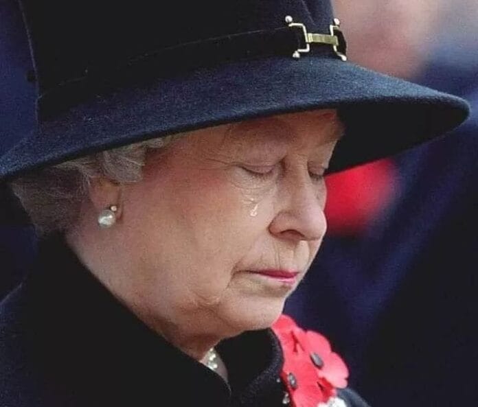 Entre lágrimas, la reina Isabel II despide a su esposo