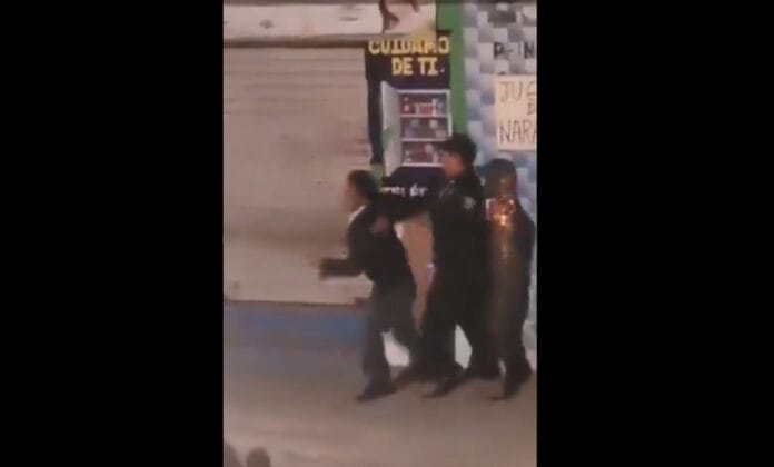 policía agrede con un golpe a ciudadano