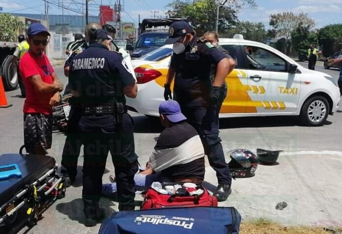 Conductor de un taxi choca contra un motociclista en la Nueva Sambulá