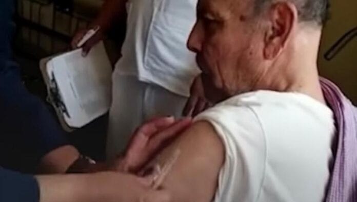 Abuelito les menta su 'máuser' a enfermeros tras vacunarlo contra Covid