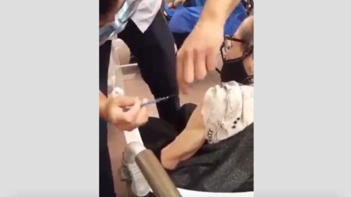 Vacunan con dosis vacía a una abuelita en Sonora (video)